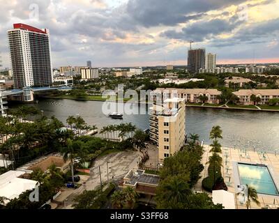 Vue depuis un bâtiment de grande hauteur à Hollywood, en Floride, de la voie navigable intercôtière, des hôtels et de divers bâtiments. Banque D'Images