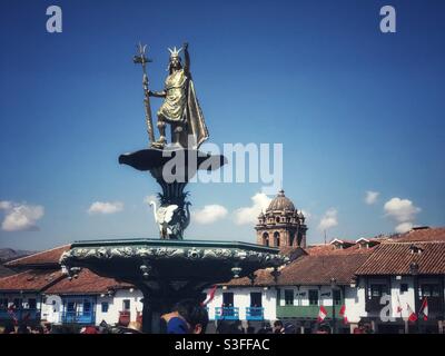 Statue du roi Inca Pachacuti sur la Plaza de Armas, Cusco, Pérou Banque D'Images