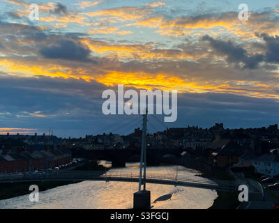 Aberystwyth, pays de Galles de l'Ouest, Royaume-Uni. Samedi 22 mai 2021. Météo : la décoloration du coucher de soleil se reflète magnifiquement sous le pont. Crédit photo ©️ Rose Voon / Alamy Live News. Banque D'Images