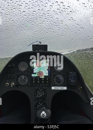 En attendant que les averses de pluie passent en étant assis dans un planeur Schempp-hirth Duo Discus prêt à décoller. Banque D'Images