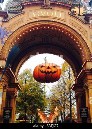 Entrée aux jardins de Tivoli à Copenhague au Danemark pendant Halloween Banque D'Images