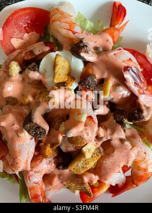 Plat d'une salade de crevettes gourmande Louie avec crevettes et œufs durs et une vinaigrette savoureuse, USA Banque D'Images