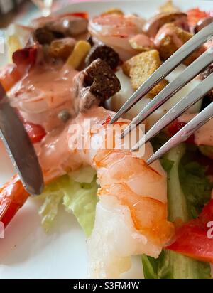 Un dîner avec une salade de crevettes gourmande Louie. Banque D'Images