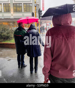 Les piétons attendent de traverser la route pendant une tempête à Wellington, en Nouvelle-Zélande Banque D'Images