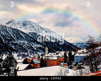 Une petite ville entre les majestueuses alpes quelque part autour de la Suisse capturée lors d'une forte pluie avec un arc-en-ciel en arrière-plan 🇨🇭❤️ Banque D'Images