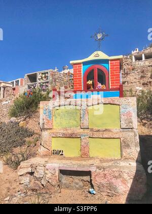 Tombe colorée dans un cimetière de Tilcara, province de Jujuy, dans le nord de l'Argentine Banque D'Images
