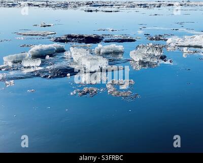 Fonte des floes et des cristaux de glace dans le détroit de Kotzebue à partir de la rupture printanière annuelle de la glace de mer et de rivière dans l'Arctique de l'Alaska. Kotzebue, Alaska, États-Unis Banque D'Images