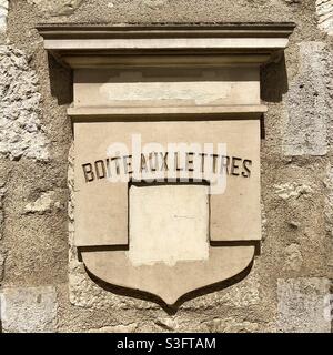 L'ancienne boîte d'affichage des lettres à l'extérieur du bureau de poste français est maintenant scellée. Banque D'Images