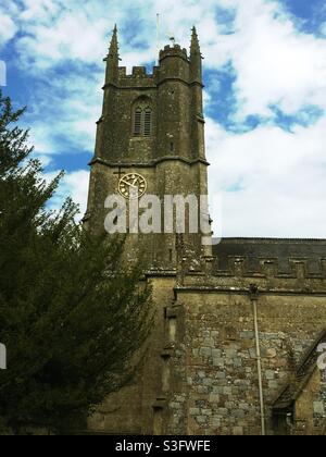 L'église Saint-Jacques d'Avebury, Angleterre, Royaume-Uni. Le bâtiment anglo-saxon est le plus ancien bâtiment d'Avebury et se trouve à proximité de Silbury Hill, du manoir d'Avebury et du cercle préhistorique de Henge et de pierre d'Avebury. Banque D'Images