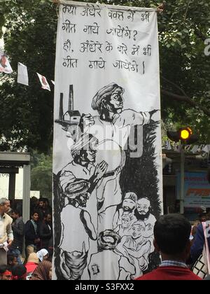 New Delhi, Inde - 07 février 2019, Young India Adhikar March: “allons-nous toujours chanter des chansons dans les temps sombres? Nous chanterons encore, chanterons sur les temps sombres » Banque D'Images