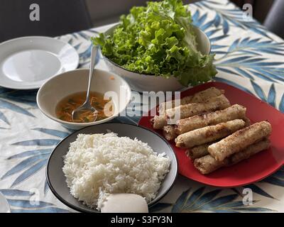 Rouleaux de printemps chinois ou vietnamiens asiatiques faits maison avec laitue, riz et sauce soja au poisson. Banque D'Images