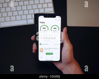 Appareil mobile en main, vérification de la cote de crédit, sécurité financière, dépenses de consommation Banque D'Images