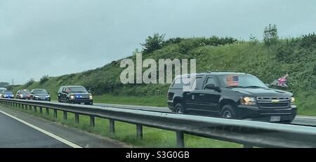 Le président du convoi des États-Unis sur la route A30 à Cornwall, où il participe au sommet du G7. Joe Biden. Banque D'Images