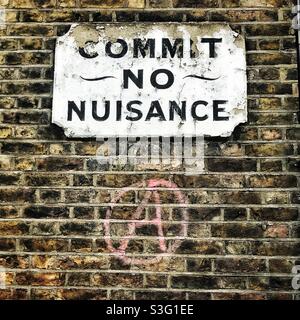 Un vieux panneau sur le mur dans le sud de Londres qui se trouve sous “commit No nuisance” est un signe d’anarchie grisante Banque D'Images