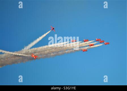 Sommet du G7 à Cornwall : les flèches rouges de la RAF se sont produits au-dessus de la baie de Carbis / St Ives à Cornwall. Banque D'Images