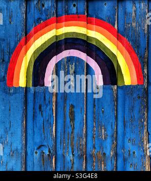 Un arc-en-ciel coloré peint sur une porte en bois texturée par des enfants en disant merci au NHS du Royaume-Uni Banque D'Images