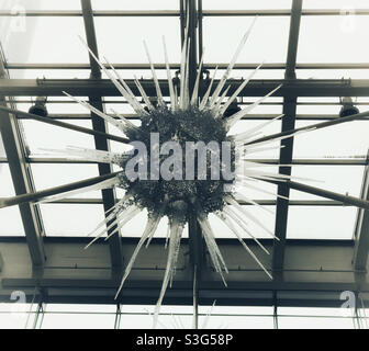 Une décoration de Noël glacée, accrochée au plafond en verre d'un édifice du centre-ville de Calgary, Alberta, Canada. Cependant, il ressemblait davantage à une particule de virus géant. Décembre 2020. Banque D'Images