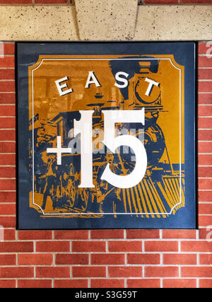 Panneau marquant le côté est du réseau de chemins de fer Plus15 du centre-ville de Calgary, représentant une scène historique de l’histoire ferroviaire de Calgary. Calgary, Alberta, Canada. Banque D'Images