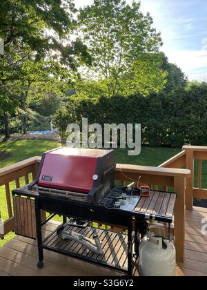 Un classique weber grill sur une terrasse en bois à l'extérieur dans l'arrière-cour de la maison de banlieue, USA Banque D'Images