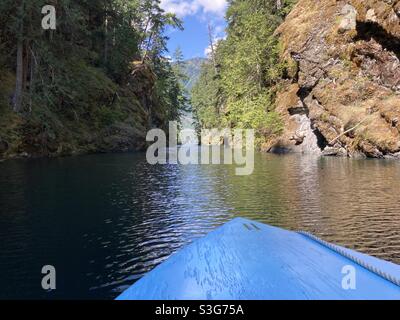 Petit bateau bleu explorant le lac Ross dans le parc national de North Cascades, Washington, États-Unis Banque D'Images