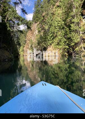 Petit bateau bleu explorant le lac Ross dans le parc national de North Cascades, Washington, États-Unis Banque D'Images