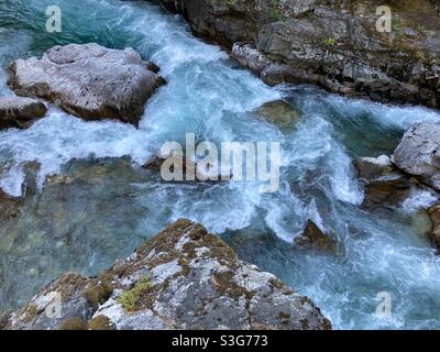 Rivière qui se précipite au-dessus de rochers à Stehekein, dans le parc national de North Cascades, Washington, États-Unis Banque D'Images