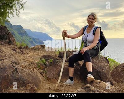 Un randonneur sur le sentier de Kalalau le long de la côte de Na Pali - Kawai, Hawaii Banque D'Images