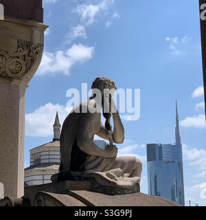 Vue sur les tours UniCredit depuis le cimetière Monumental de Milan, Italie. Banque D'Images