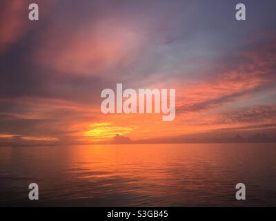 Coucher de soleil orange sur l'océan, atoll sud de l'ari, Maldives Banque D'Images