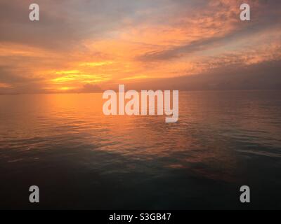 Coucher de soleil orange sur l'océan, atoll sud de l'ari, Maldives Banque D'Images