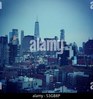 Vue au crépuscule depuis le Lower East Side vers Lower Manhattan, New York City, New York, États-Unis Banque D'Images