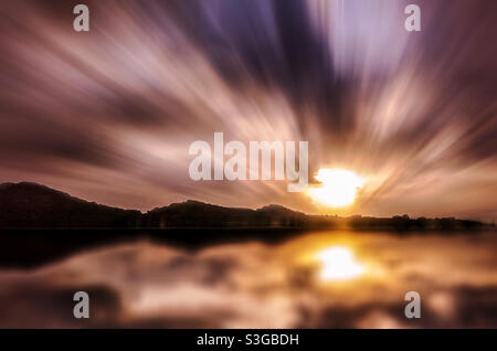 Une exposition super longue de 900 secondes de ce beau coucher de soleil sur le magique, "Rawal Lake", Islamabad, Pakistan 🇵🇰❤️ Banque D'Images