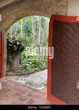 Porte rouge au jardin botanique tropical national de Kampong, Coconut Grove, Floride Banque D'Images