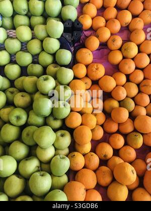 Des pommes et des oranges dans une cabine Banque D'Images