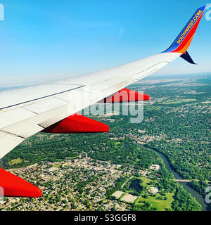 Mai 2021, l'aile d'un avion du Sud-Ouest, près de l'aéroport de Chicago Midway, Illinois, États-Unis Banque D'Images