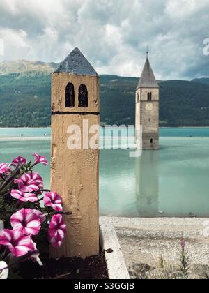 Église de Steeple dans le lac resia en Italie Banque D'Images