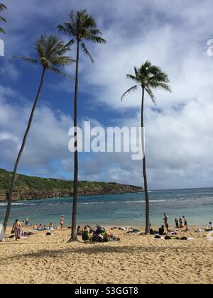 Les gens se détendent sur la plage de la baie de hanuama, Oahu, hawaï Banque D'Images