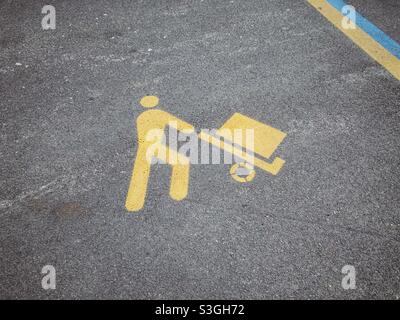 Un panneau de stationnement réservé au sol pour les véhicules de chargement de marchandises uniquement, Italie Banque D'Images