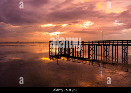 Jetée sur la baie au coucher du soleil Banque D'Images