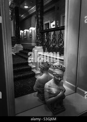 Le Grand Hôtel, Brighton, escalier et buste d'une dame Banque D'Images