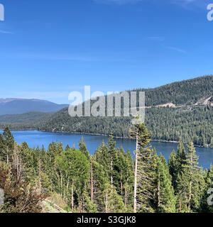 Vue sur le lac donner le long de l'Interstate 80, comté du Nevada, région de la Sierra Nevada, Californie, États-Unis Banque D'Images