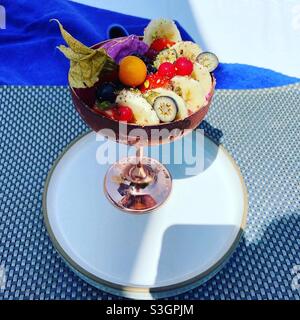 Un joli gobelet à la crème à Pikes Ibiza Banque D'Images