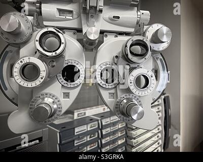 Gros plan d'une machine de réfraction Phoropter dans un bureau d'ophtalmologiste, États-Unis Banque D'Images