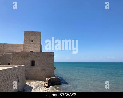 Le Castello svevo di Trani à côté de la mer Adriatique, Trani, Puglia, Italie Banque D'Images