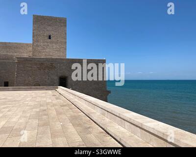 Le Castello svevo di Trani à côté de la mer Adriatique, Trani, Puglia, Italie Banque D'Images