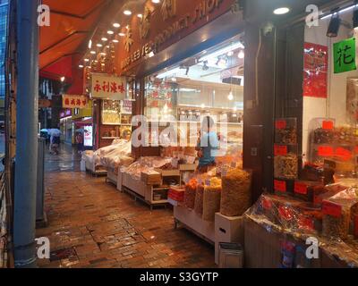 Des fruits de mer séchés et des spécialités déshydratées sont en vente dans une boutique du marché de la rue Sheung WAN sur le chemin des Voeux, où plus de 300 boutiques similaires y sont exploitées depuis le XIXe siècle. Banque D'Images