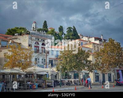Vue pittoresque en automne sur la ville de Skiathos, Grèce. Banque D'Images