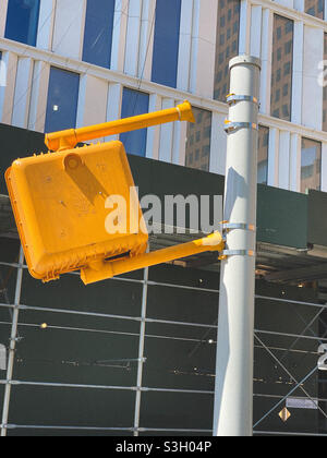 Un signal de passage de côté cassé dans le centre-ville de Brooklyn est dangereusement suspendu à un poteau de lampe. Banque D'Images