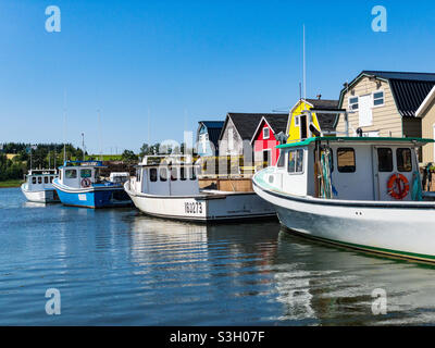 Des bateaux de pêche au homard ont attaché un quai dans la région rurale de l'Île-du-Prince-Édouard, au Canada. Banque D'Images