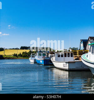 Bateaux de pêche au homard reliés à un quai dans la région rurale de l'Île-du-Prince-Édouard, Canada. Banque D'Images